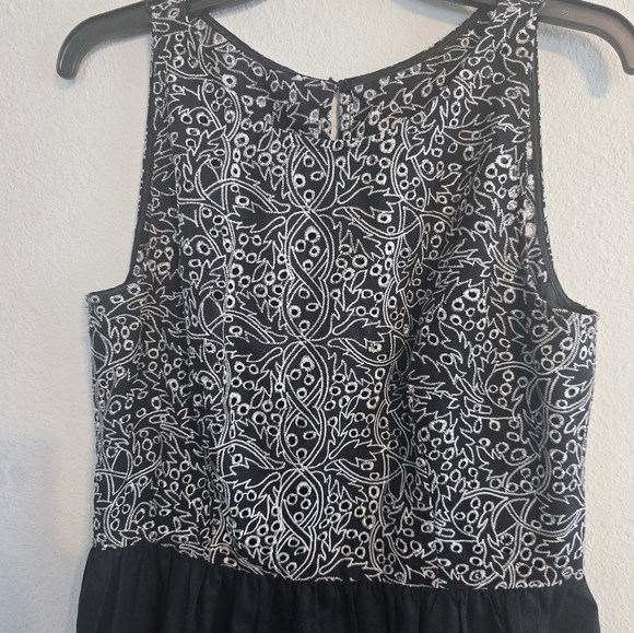 Flores & Flores Eyelet Sleevless Dress Sz 10 Black White Lined Sheath - Picture 3 of 14